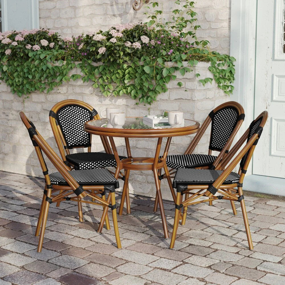 Ensemble bistrot commercial intérieur/extérieur avec table et quatre chaises