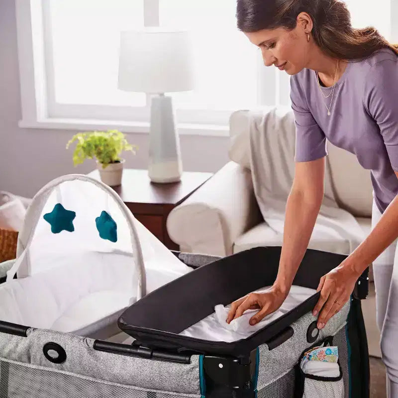 Parc Graco Pack 'n Play Care Suite – Bouleau : Lit pour bébé portable de luxe avec couffin pliant, table à langer, roulettes blocables