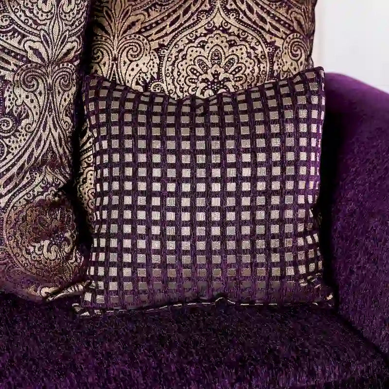 Causeuse Grendel traditionnelle en chenille violette avec accoudoirs roulés par Furniture of America