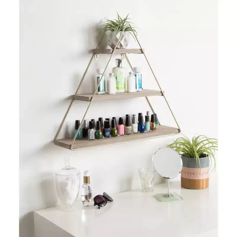 Kate & Laurel All Things Decor Étagère murale triangulaire Tilde à trois niveaux en bois et métal 20,8 po x 24,2 po Naturel/Doré