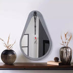 Miroir Howard Elliott Teardrop Saldar 71x46 cm avec Cadre en Bois Gris et Crochet en Métal Noir