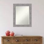 Amanti Art Miroir mural encadré rustique 23 po x 29 po, gris : verre biseauté, cadre en polystyrène, aucun assemblage requis