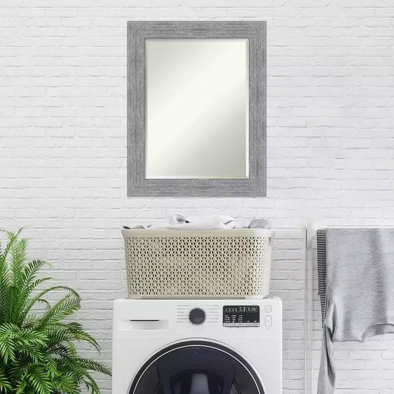 Amanti Art Miroir mural encadré rustique 23 po x 29 po, gris : verre biseauté, cadre en polystyrène, aucun assemblage requis