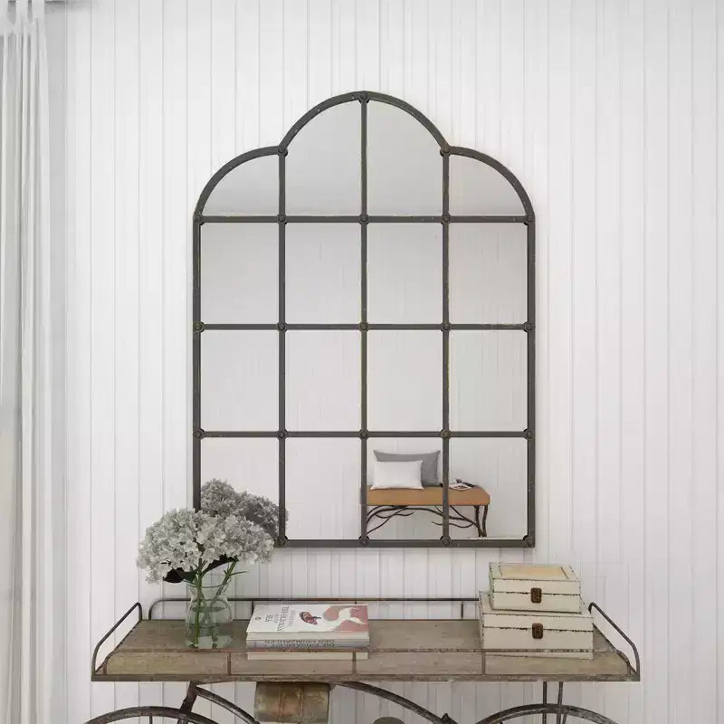 Miroir mural en métal inspiré des vitres de fenêtre avec dessus cintrés et clous noir - Olivia & May