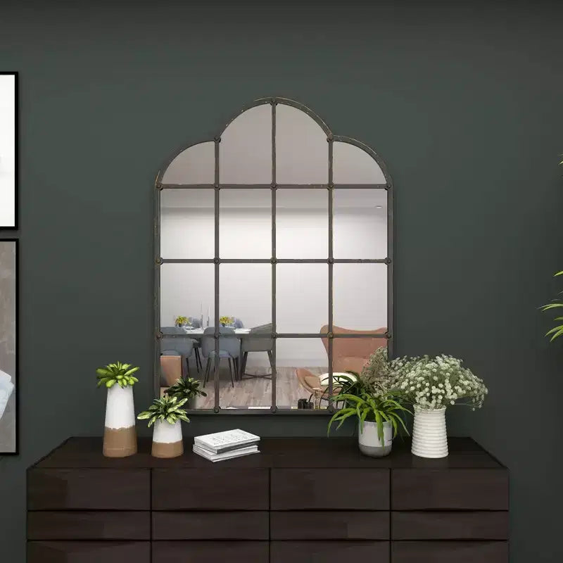Miroir mural en métal inspiré des vitres de fenêtre avec dessus cintrés et clous noir - Olivia & May