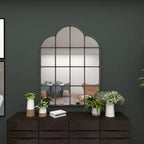 Miroir mural en métal inspiré des vitres de fenêtre avec dessus cintrés et clous noir - Olivia & May