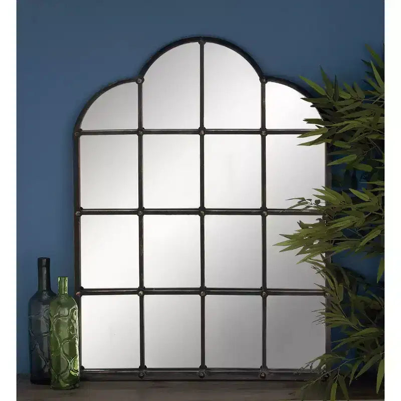 Miroir mural en métal inspiré des vitres de fenêtre avec dessus cintrés et clous noir - Olivia & May