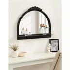 Miroir décoratif arche Dellona de 61 x 51 cm avec étagère, noir, de Kate & Laurel