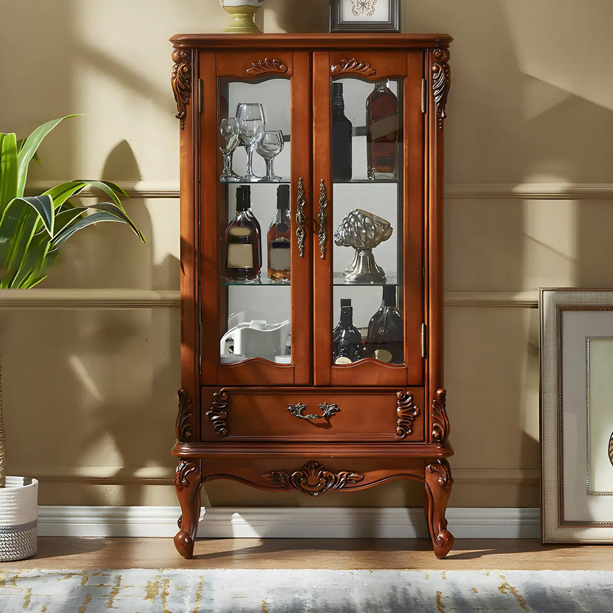 Vitrine en bois marron traditionnel avec portes vitrées