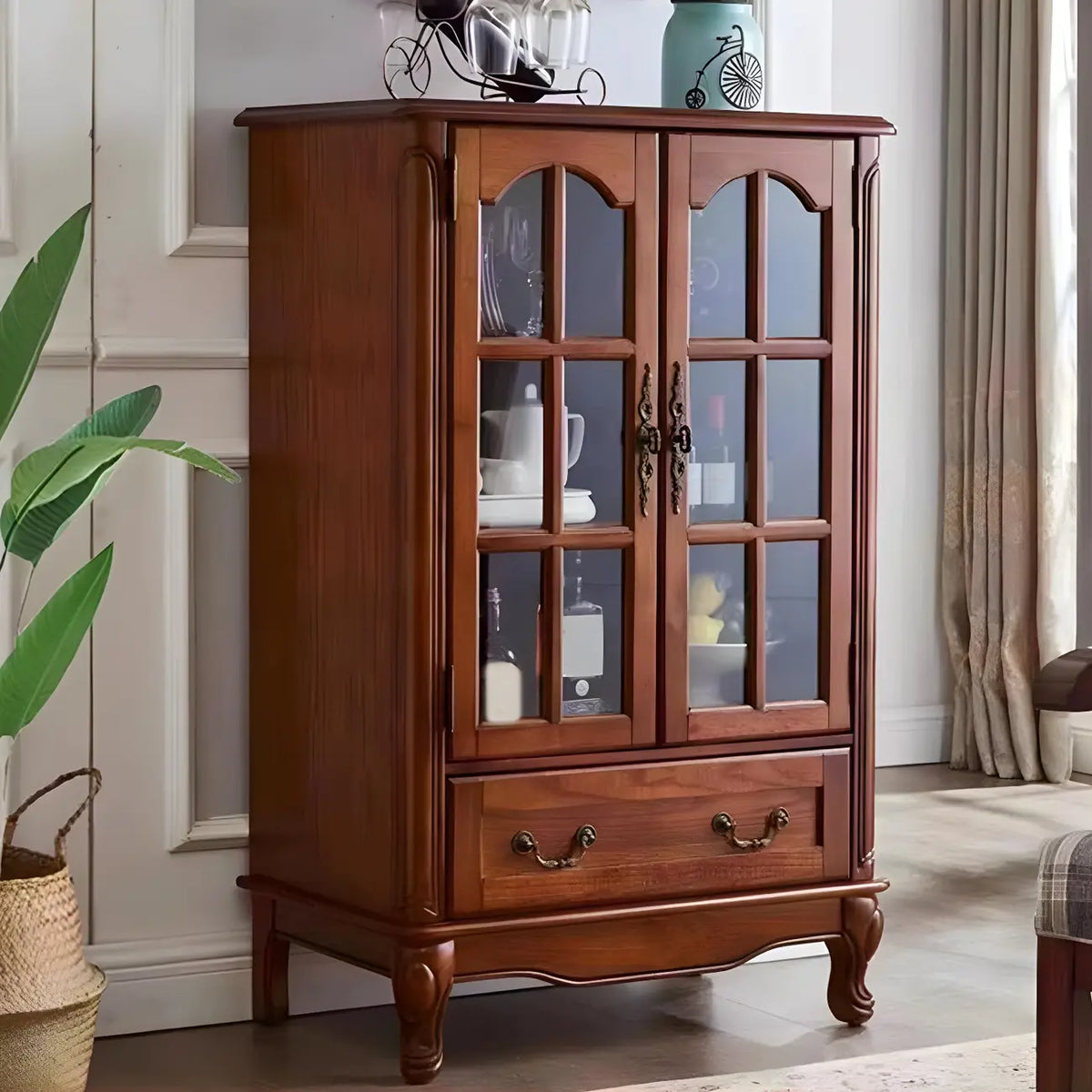 Vitrine en bois marron traditionnel avec portes vitrées