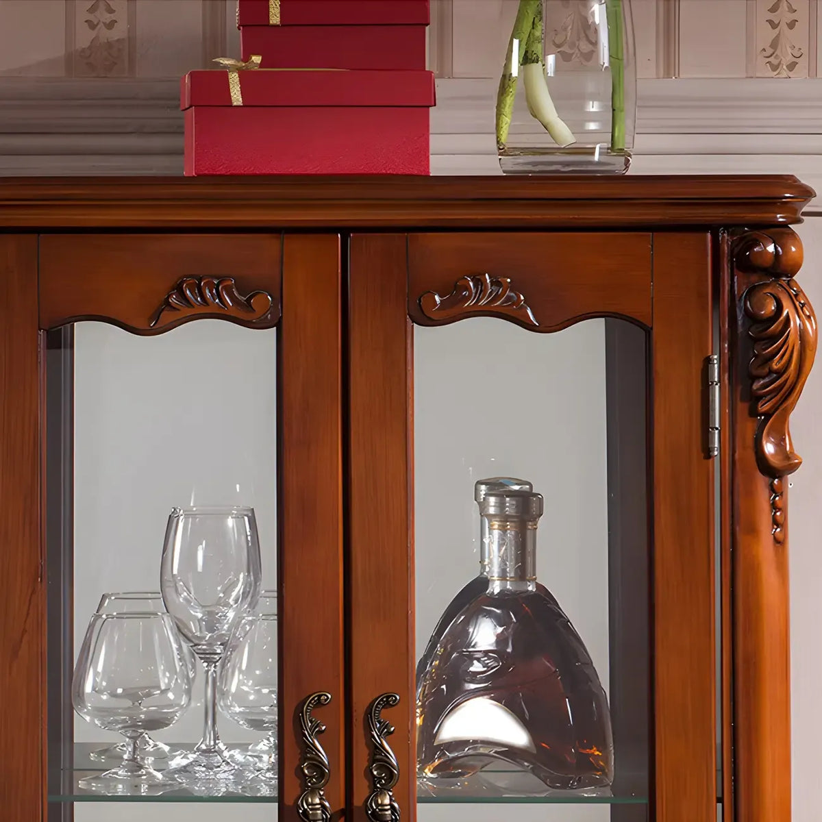 Vitrine en bois marron traditionnel avec portes vitrées