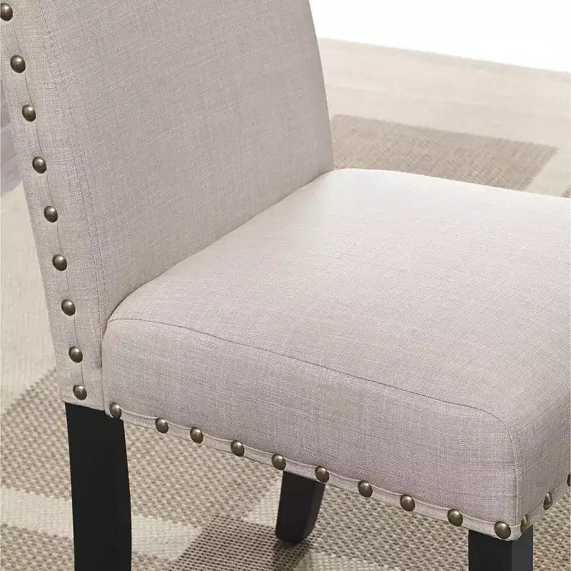 Chaises de salle à manger en tissu Biony Roundhill Furniture avec garniture cloutée, couleur sable, lot de 2