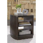 Signature Design by Ashley Korestone Table d'appoint contemporaine avec étagère de rangement, marron foncé