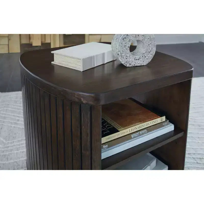 Signature Design by Ashley Korestone Table d'appoint contemporaine avec étagère de rangement, marron foncé