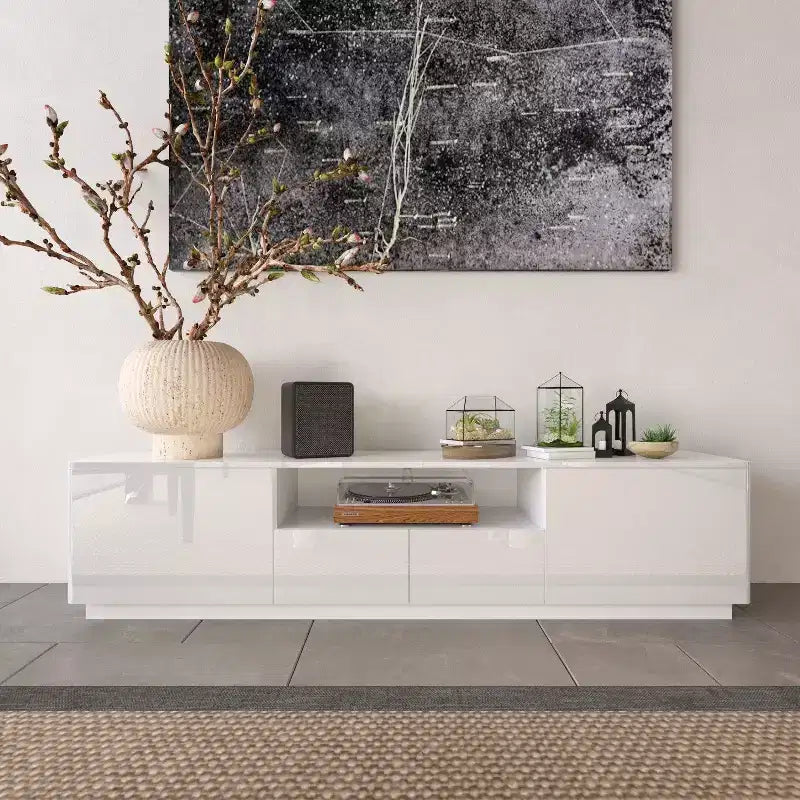 Meuble TV moderne Famapy brillant avec tiroirs et bande lumineuse inférieure.