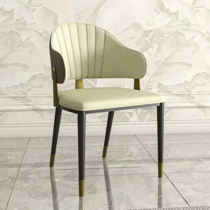 LeisureMod Aria Chaises de salle à manger modernes, lot de 4, revêtement en cuir PU, pieds en métal, sièges confortables pour cuisine et salle à manger