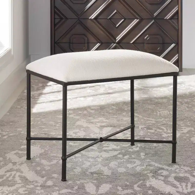 Banc Uttermost Avenham 24 po de largeur, en tissu blanc, petit