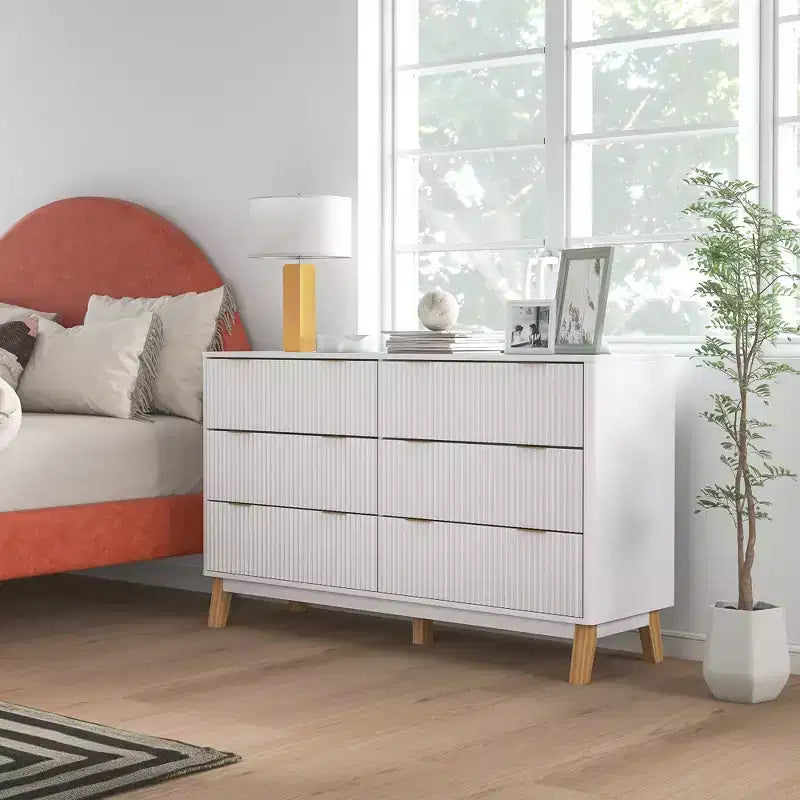 Commode double 6 tiroirs à façades cannelées, poignées dorées, cinq pieds en bois, blanche