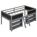 Lit mezzanine bas Whisen de 198 cm (78 po) de long x 99 cm (39 po) de large, format jumeau, avec deux étagères mobiles et une échelle, et une barrière décorative tableau noir