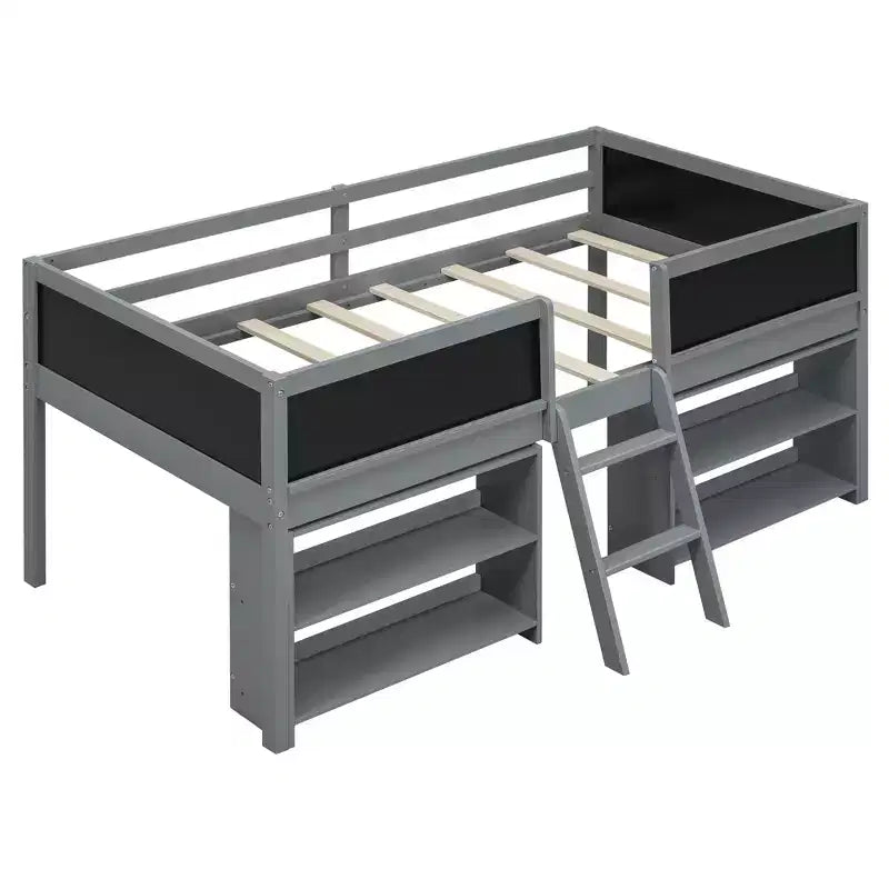 Lit mezzanine bas Whisen de 198 cm (78 po) de long x 99 cm (39 po) de large, format jumeau, avec deux étagères mobiles et une échelle, et une barrière décorative tableau noir