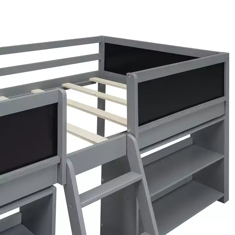 Lit mezzanine bas Whisen de 198 cm (78 po) de long x 99 cm (39 po) de large, format jumeau, avec deux étagères mobiles et une échelle, et une barrière décorative tableau noir