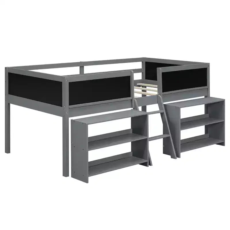 Lit mezzanine bas Whisen de 198 cm (78 po) de long x 99 cm (39 po) de large, format jumeau, avec deux étagères mobiles et une échelle, et une barrière décorative tableau noir