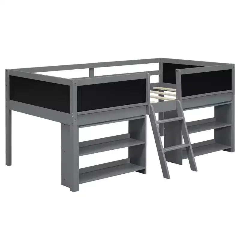 Lit mezzanine bas Whisen de 198 cm (78 po) de long x 99 cm (39 po) de large, format jumeau, avec deux étagères mobiles et une échelle, et une barrière décorative tableau noir