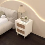 Table de chevet GDFStudio Regina 23.2 H en bois et rotin avec deux tiroirs