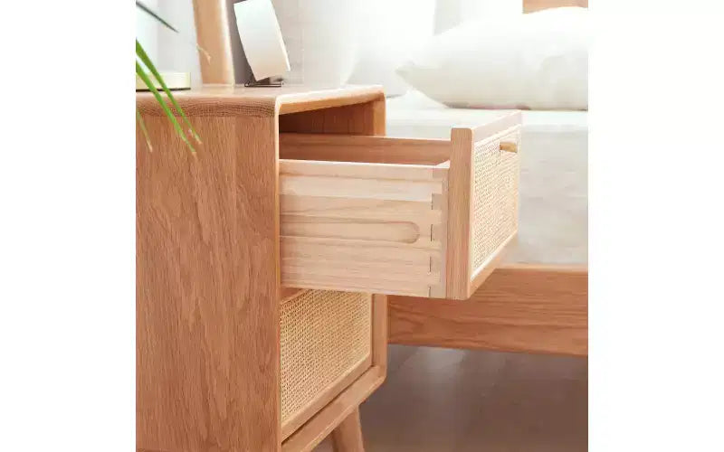 Table de chevet GDFStudio Nydia en bois de chêne massif et rotin avec deux tiroirs, hauteur 54 cm