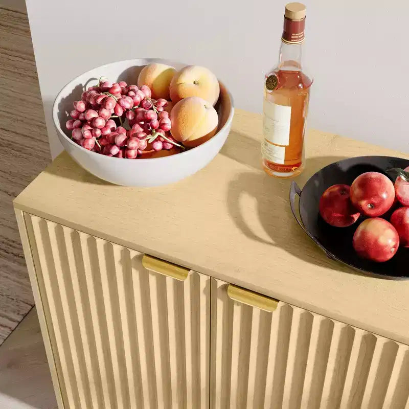 Bahut Homcom à portes cannelées avec rangement, buffet de rangement moderne de 140 cm avec 4 portes, 2 étagères réglables et 5 pieds en bois