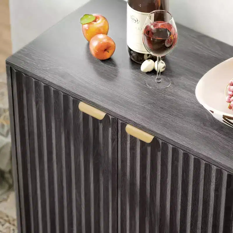 Bahut Homcom à portes cannelées avec rangement, buffet de rangement moderne de 140 cm avec 4 portes, 2 étagères réglables et 5 pieds en bois