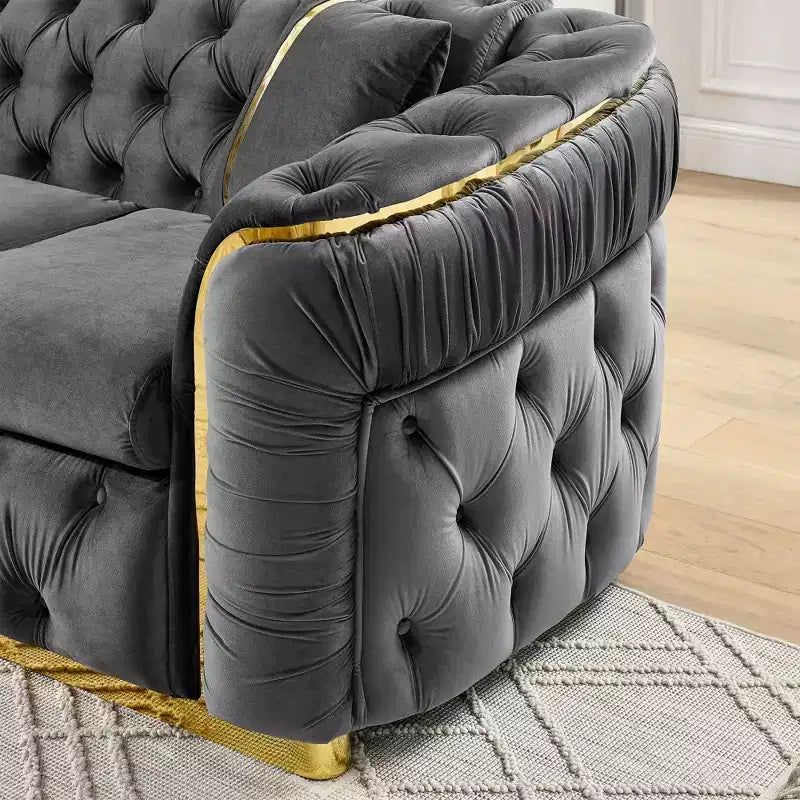 Canapé Chesterfield luxueux en velours de 229 cm avec capitonnage, accents dorés et 2 coussins - Velours italien haut de gamme 280g pour salons élégants