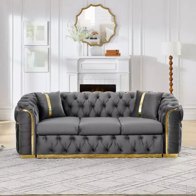 Canapé Chesterfield luxueux en velours de 229 cm avec capitonnage, accents dorés et 2 coussins - Velours italien haut de gamme 280g pour salons élégants
