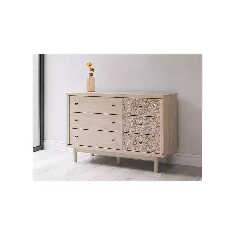 Commode 6 tiroirs Signature Design by Ashley Birkmore, finition chêne clair avec accents floraux, couleur havane