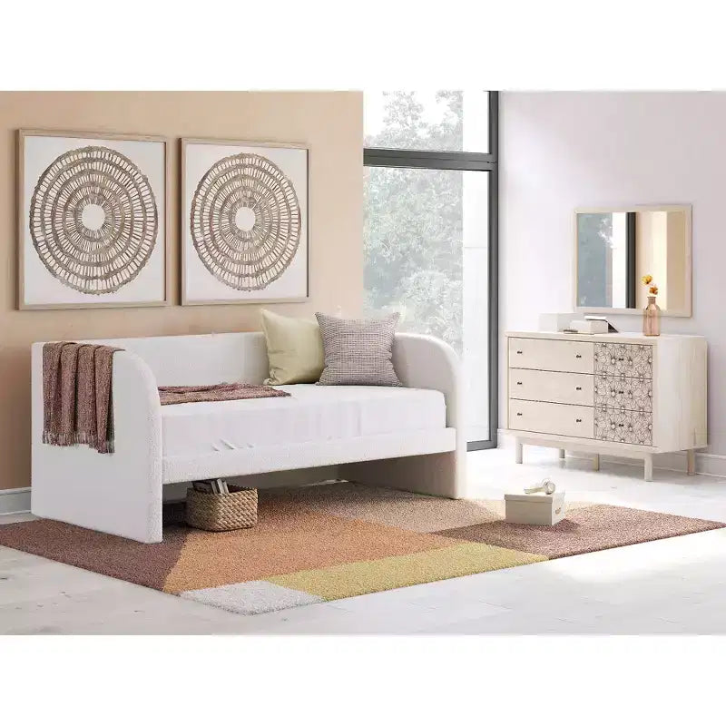 Commode 6 tiroirs Signature Design by Ashley Birkmore, finition chêne clair avec accents floraux, couleur havane