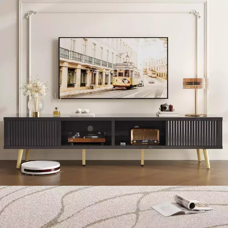 Meuble TV moderne Bestier 71 pour téléviseur 75/80 pouces avec portes coulissantes cannelées, centre de divertissement haute brillance avec rangement pour salon, gestion des câbles