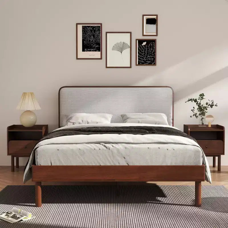 Ensemble de chambre à coucher Roundhill Furniture Wyller 3 pièces, lit plateforme avec deux tables de chevet, Noyer naturel, Grand lit
