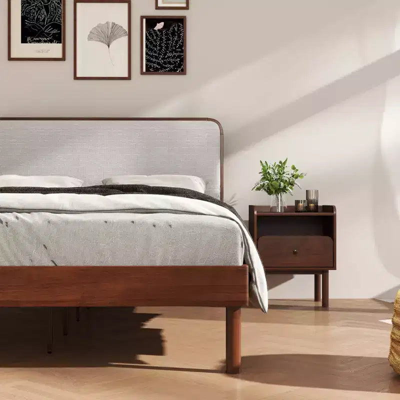Ensemble de chambre à coucher Roundhill Furniture Wyller 3 pièces, lit plateforme avec deux tables de chevet, Noyer naturel, Grand lit