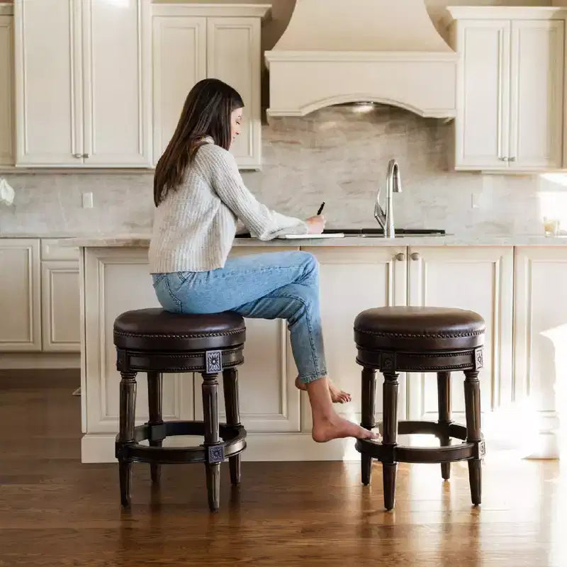 Tabourets de bar pivotants sans dossier Maven Lane 26 Pullman hauteur comptoir en similicuir