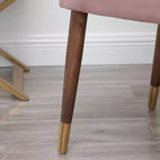 Fauteuil d'appoint contemporain en velours Okak avec garniture cloutée, coussins profonds, fauteuil élégant avec pieds en bois massif pour salon, chambre à coucher