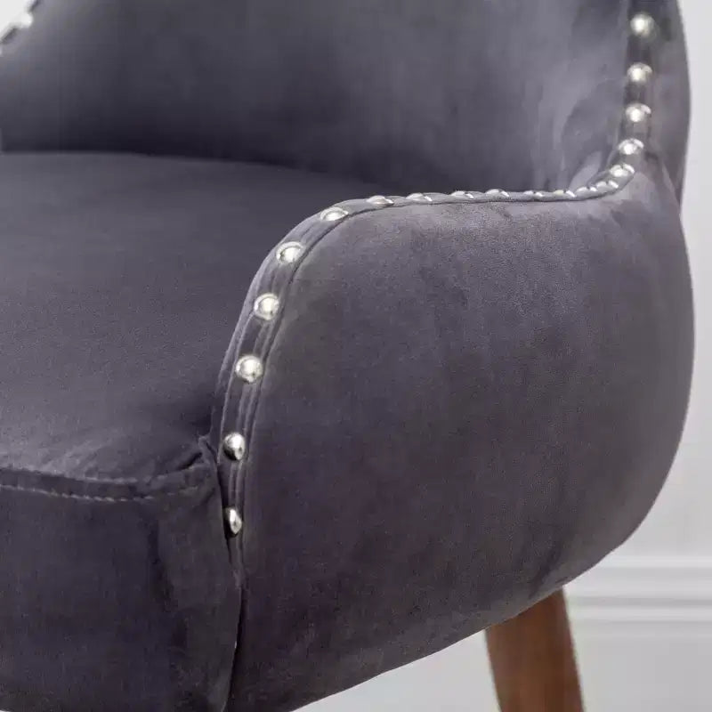 Fauteuil d'appoint contemporain en velours Okak avec garniture cloutée, coussins profonds, fauteuil élégant avec pieds en bois massif pour salon, chambre à coucher