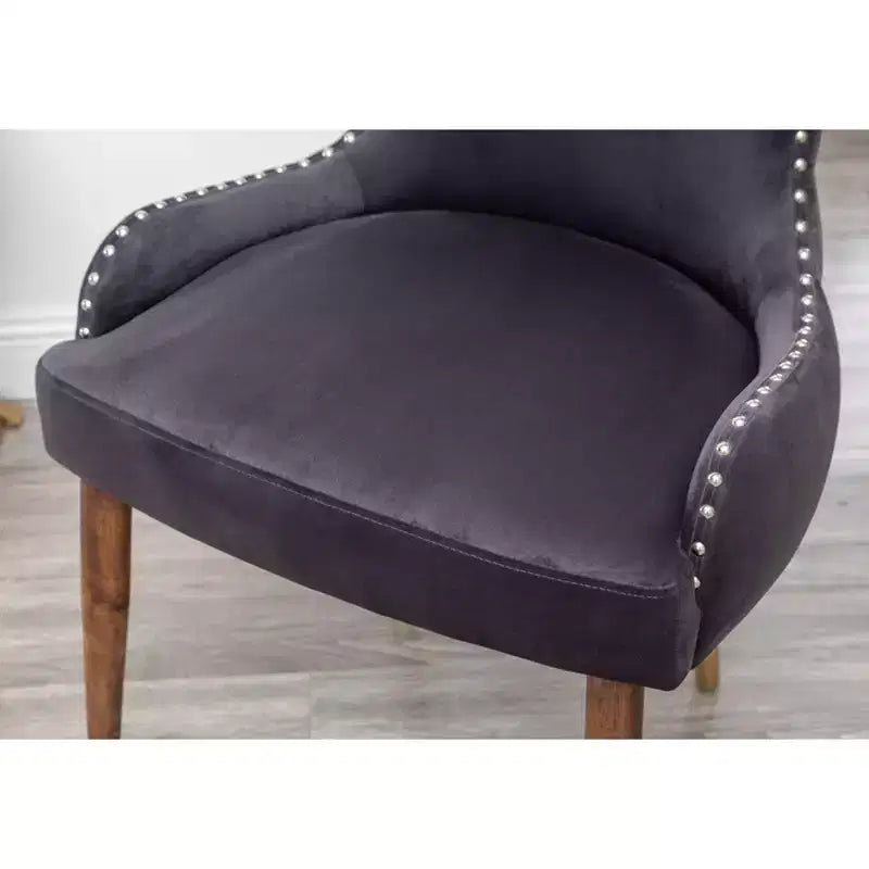 Fauteuil d'appoint contemporain en velours Okak avec garniture cloutée, coussins profonds, fauteuil élégant avec pieds en bois massif pour salon, chambre à coucher