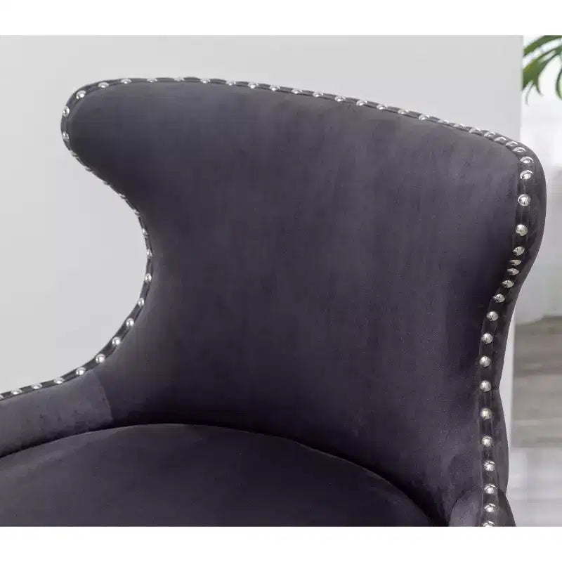 Fauteuil d'appoint contemporain en velours Okak avec garniture cloutée, coussins profonds, fauteuil élégant avec pieds en bois massif pour salon, chambre à coucher