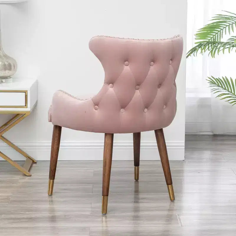 Fauteuil d'appoint contemporain en velours Okak avec garniture cloutée, coussins profonds, fauteuil élégant avec pieds en bois massif pour salon, chambre à coucher