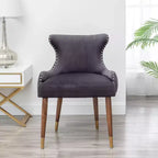 Fauteuil d'appoint contemporain en velours Okak avec garniture cloutée, coussins profonds, fauteuil élégant avec pieds en bois massif pour salon, chambre à coucher