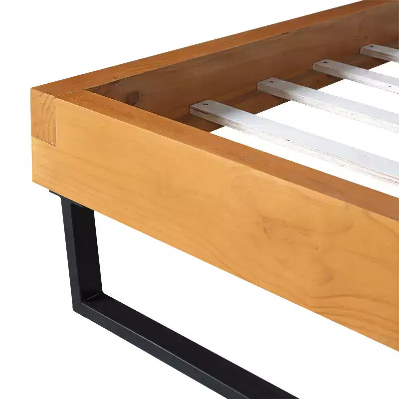 Cadre de lit Christopher Knight Home Myora moderne industriel en bois de pin avec base en fer
