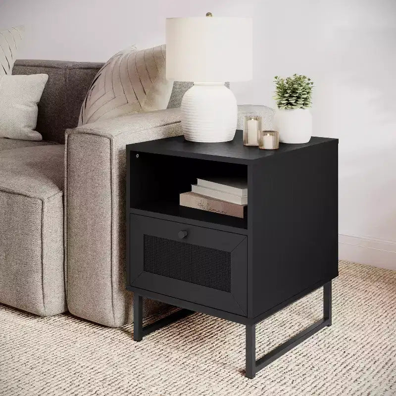 Flash Furniture Malaki – Table de chevet ou table d'appoint moderne du milieu du siècle avec tiroir accentué en rotin, étagère supérieure ouverte et pieds en métal