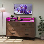 Commode 8 tiroirs avec station de charge et lumières RVB | Commode de chambre large avec 3 prises + 2 ports USB, éclairage LED contrôlé par application pour le jeu