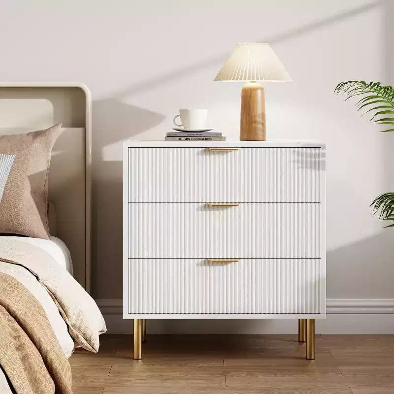 Commode Acekool en bois cannelé à 3 tiroirs, commode moderne de 71 cm de large, organiseur de rangement pour chambre à coucher avec poignée dorée pour salon, entrée, couloir