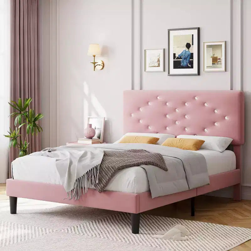 Cadre de lit en velours GustoWave, capitonnage vertical et lattes en bois robustes